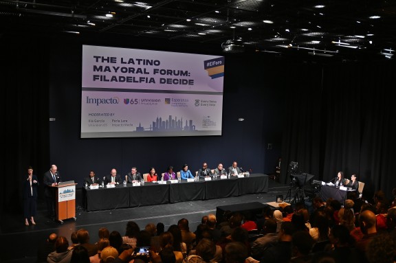 Mayoral candidates on a stage at the Filadelfia Decide forum
