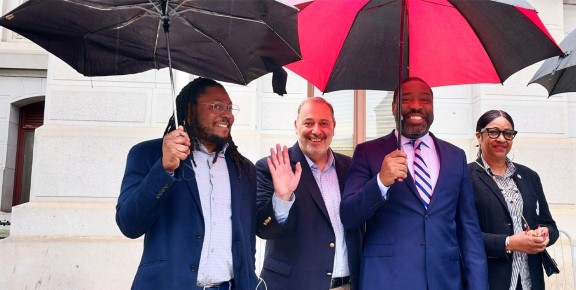 De izquierda a derecha, concejal Jeffery Young, Jr., Rev. Luis Cortés y concejal Kenyatta Johnson.