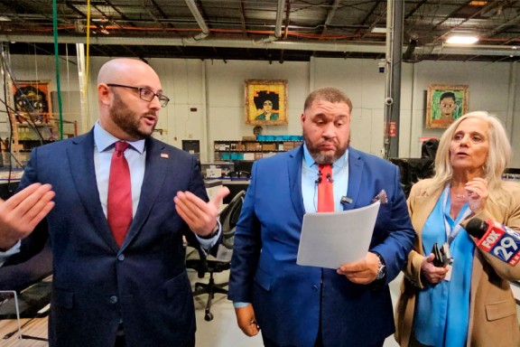 Consejeros explicando el proceso de reconstrucción