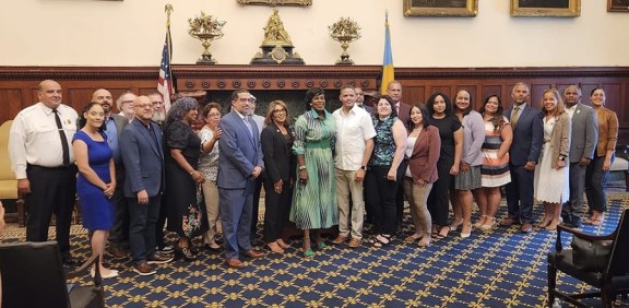 Los integrantes del Comité Asesor Latino junto a la alcaldesa Cherelle Parker y Will García.