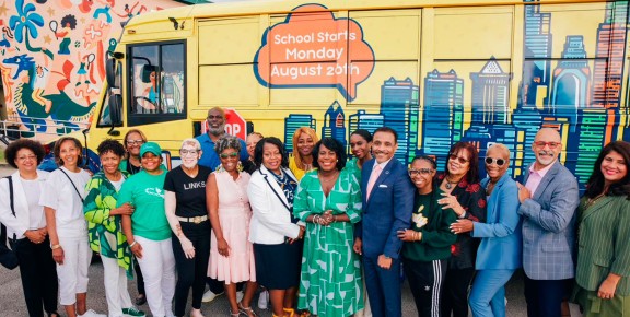 La alcaldesa Cherelle Parker y el superintendente Tony Watlington junto a miembros y educadores del Distrito Escolar.