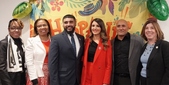 Grupo de organizadores con Elvira Méndez entre los dos empleados destacados