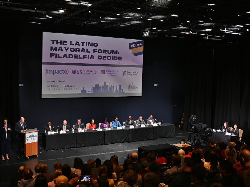 Mayoral candidates on a stage at the Filadelfia Decide forum