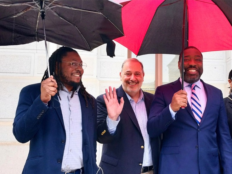 De izquierda a derecha, concejal Jeffery Young, Jr., Rev. Luis Cortés y concejal Kenyatta Johnson.