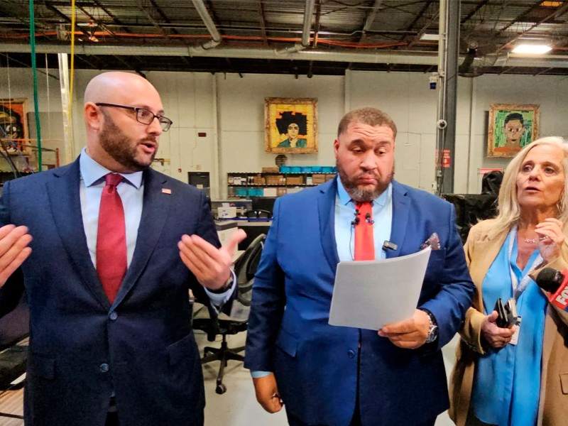 Consejeros explicando el proceso de reconstrucción