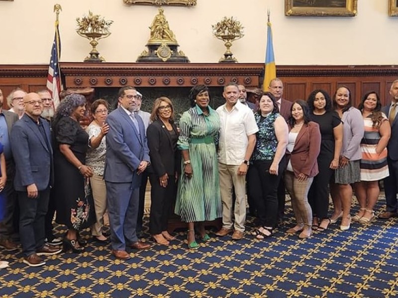 Los integrantes del Comité Asesor Latino junto a la alcaldesa Cherelle Parker y Will García.