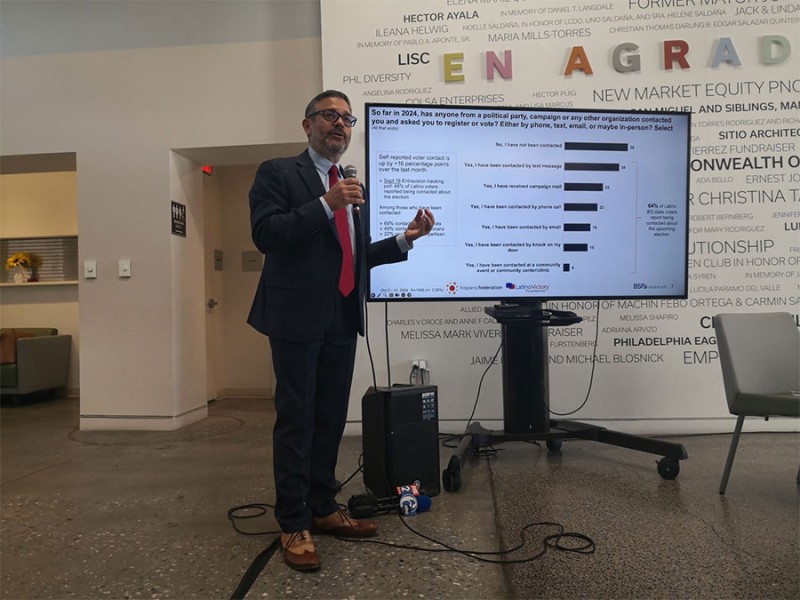 Matt Barreto Exponiendo los resultados de la Encuesta.