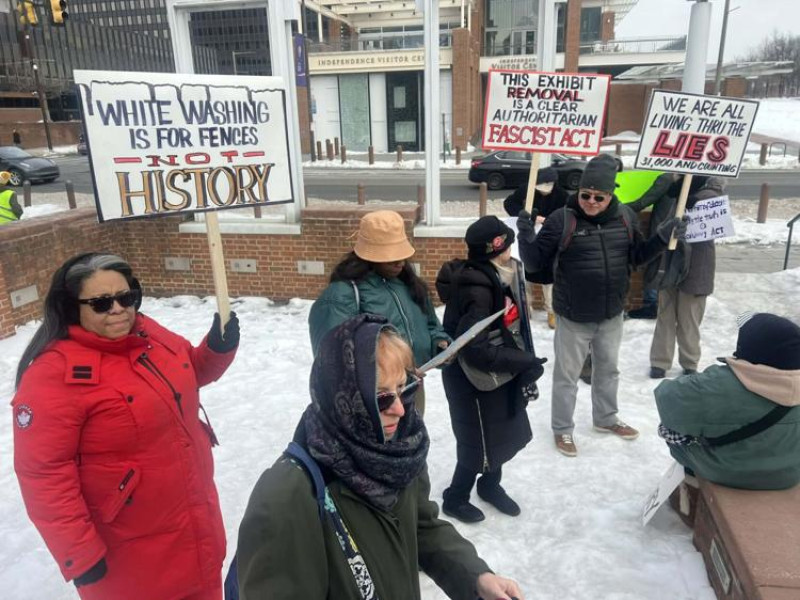 Protesters rally on the snowy grounds of the stripped President’s House exhibit at 6th and Market on Friday.  — TRIBUNE PHOTO/MARCO CERINO