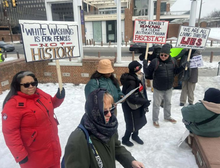 Protesters rally on the snowy grounds of the stripped President’s House exhibit at 6th and Market on Friday.  — TRIBUNE PHOTO/MARCO CERINO